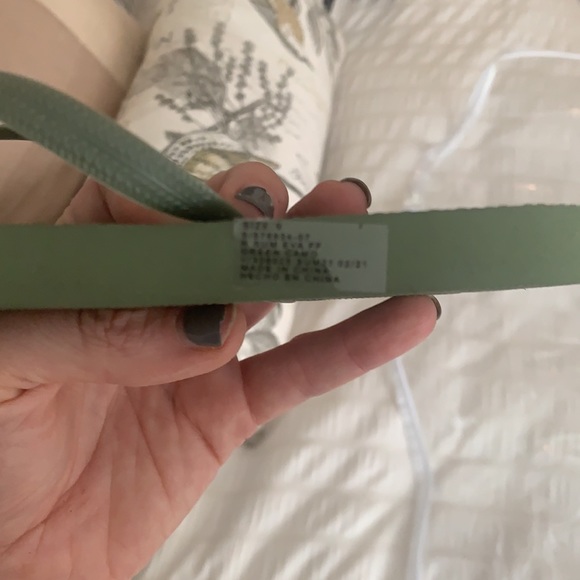 Gap Flip-flops - Picture 3 of 3